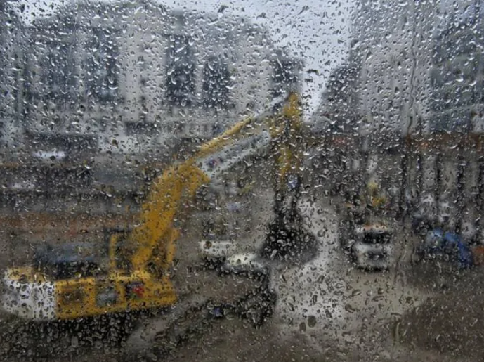Фотография к новости Что делать водителю спецтехники в дождь