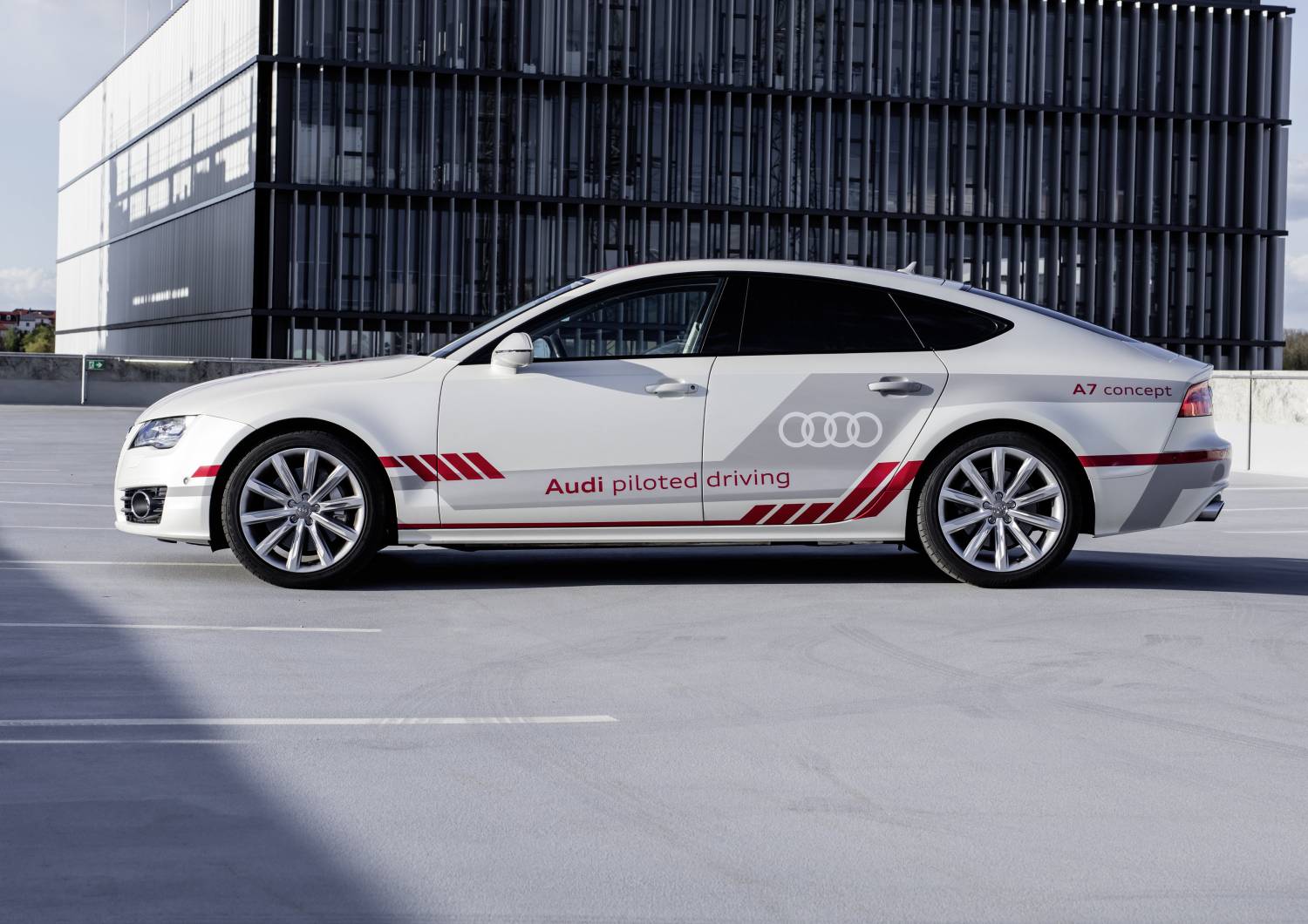 Фотография к новости Тестовая эксплуатация Audi с автопилотом начнется в 2018 году